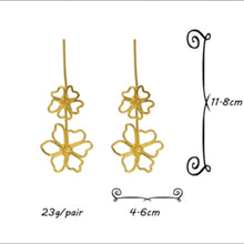 Load image into Gallery viewer, Gold flower earrings