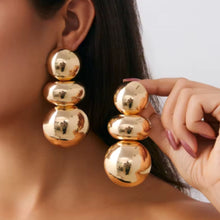 Load image into Gallery viewer, attention pair of earrings